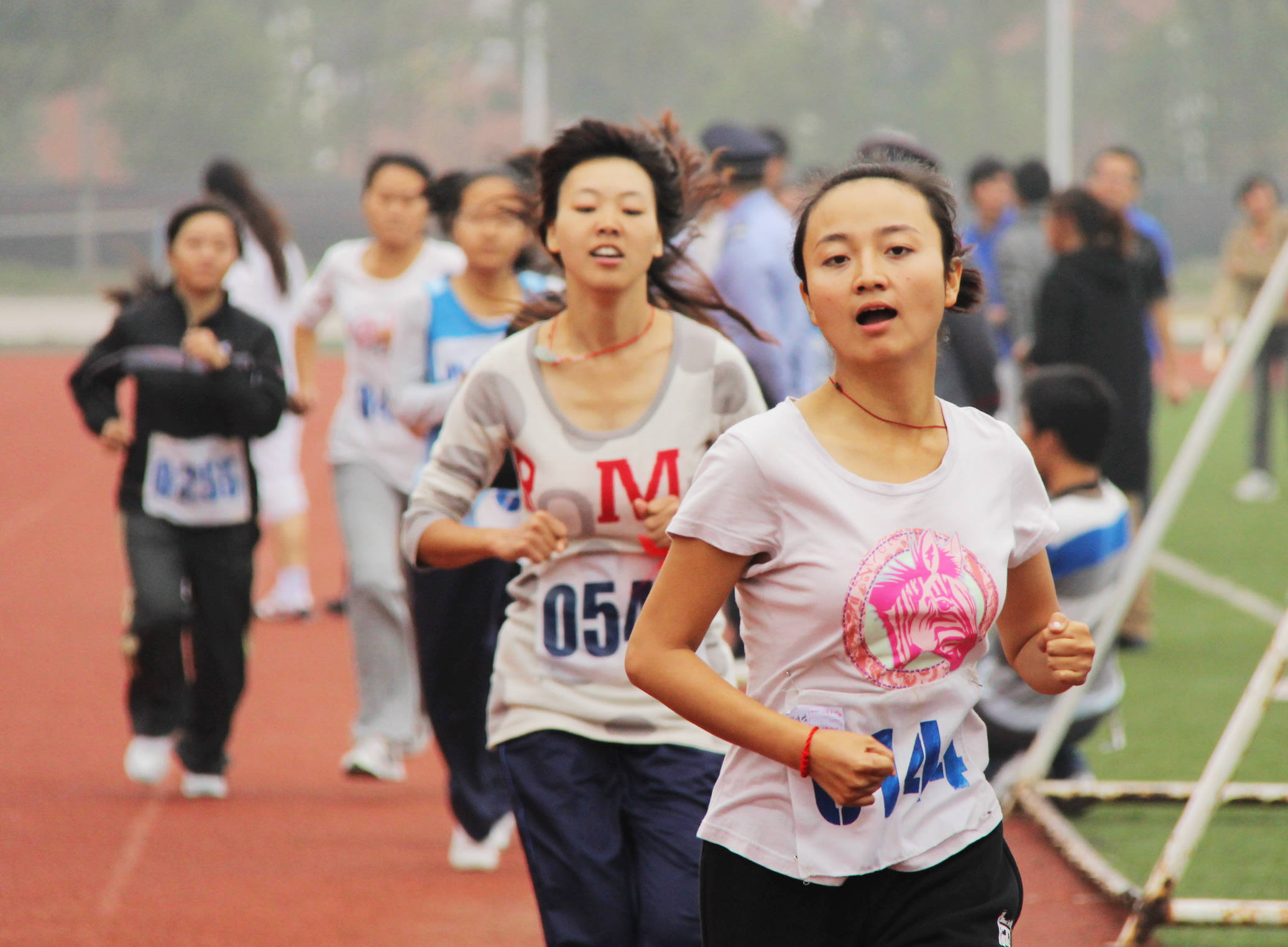 学生参加运动会跑步